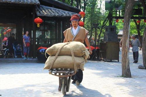 王婆说媒后面吃瓜群众,吃瓜群众纷纷围观