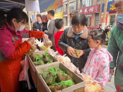 来公园吃零食看别人玩的吃瓜群众