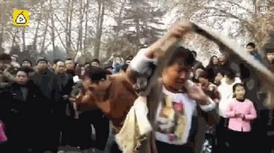大爷大妈吃瓜群众