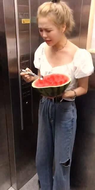 艰苦的吃瓜群众是什么,见证时代变迁的平民视角